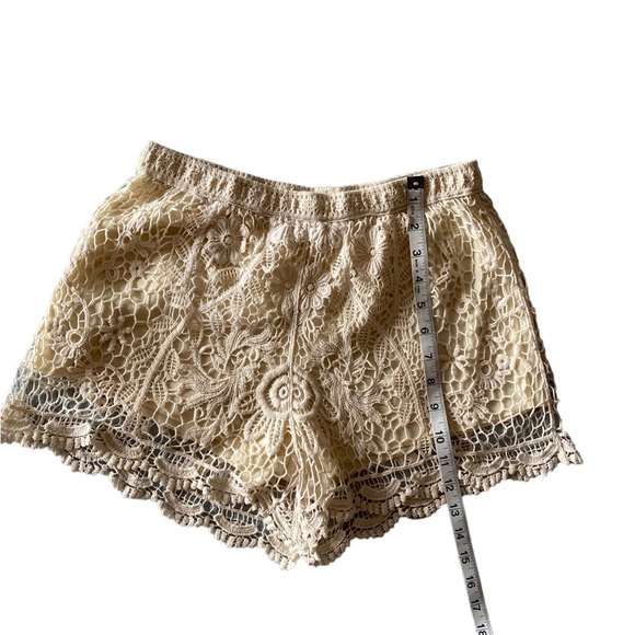 Vivid Collection Lace Off White Crochet Shorts. Excellent Condition. Lined. - Picture 6 of 9
